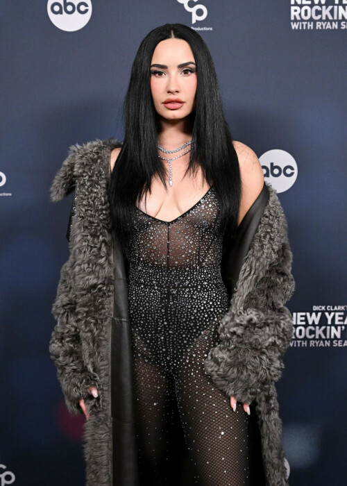 DemiLovato_December312025_Carpet_2_984d9d54e339ee42.jpeg