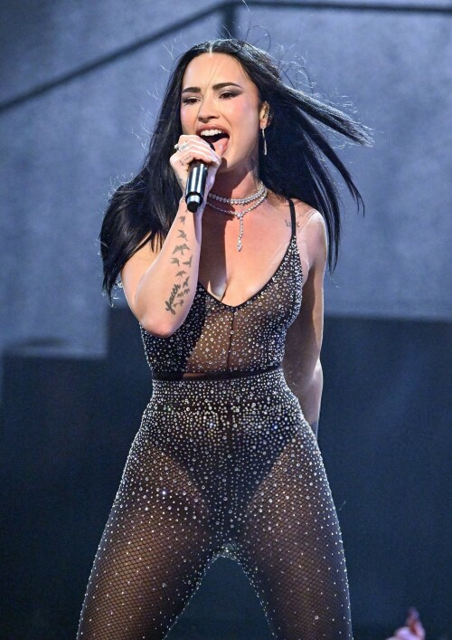 DemiLovato_December312025_Performing_46_a7185a3e83275d54.jpeg