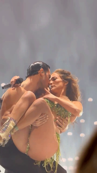 JenniferLopez_December302025_UpAllNightLiveInLasVegas_Gifs_7_-63ff893c7a5107b51.gif