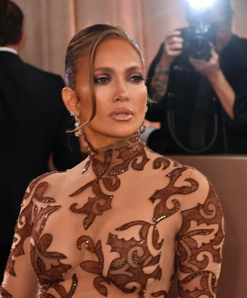 JenniferLopez_2026GokldenGlobesAwards_154_48d85f056d3f34e5.jpeg