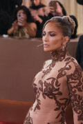 JenniferLopez_2026GokldenGlobesAwards_168_4cf67c8aeec5d641