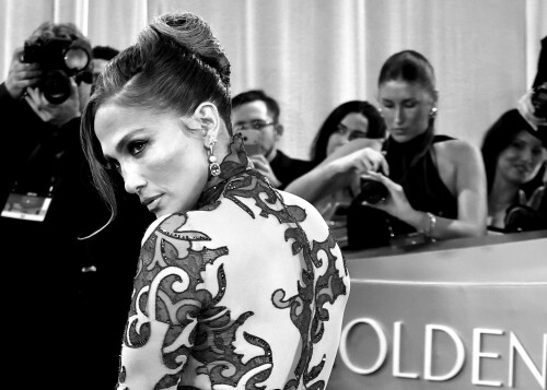 JenniferLopez_2026GokldenGlobesAwards_4_d746e9fc3b655cd5.jpeg