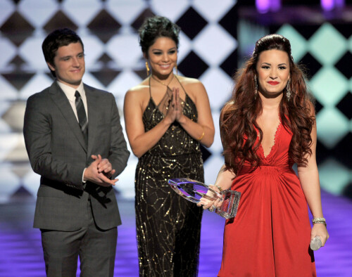 VanessaHudgens_2012PeoplesChoiceAwards_145_HQpicsSpace176514f7130c4798.jpeg