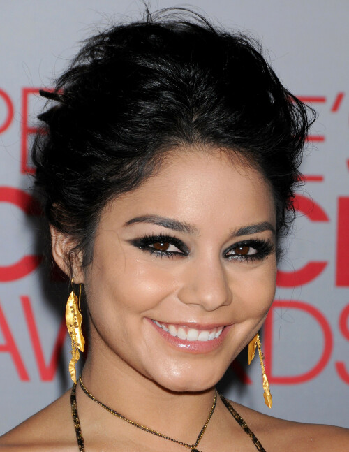 VanessaHudgens_2012PeoplesChoiceAwards_152_HQpicsSpace3022113995277b0e.jpeg