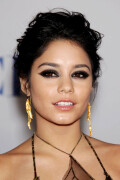 VanessaHudgens_2012PeoplesChoiceAwards_176_HQpicsSpace8f45dc47b731eb23