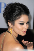 VanessaHudgens_2012PeoplesChoiceAwards_17_HQpicsSpace9bf1bd07bab10370