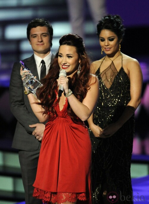 VanessaHudgens_2012PeoplesChoiceAwards_21_HQpicsSpace25695c96f4891944.jpeg