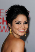 VanessaHudgens_2012PeoplesChoiceAwards_30_HQpicsSpaceb084a66473d03331