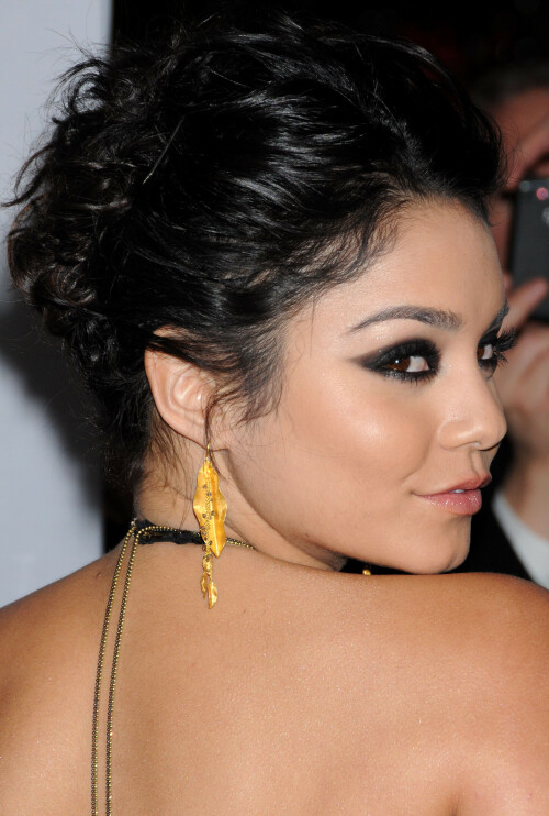 VanessaHudgens_2012PeoplesChoiceAwards_33_HQpicsSpaced8f53821fa5e0fa0.jpeg