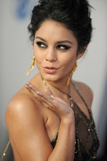 VanessaHudgens_2012PeoplesChoiceAwards_51_HQpicsSpacea0b40288d72f5437