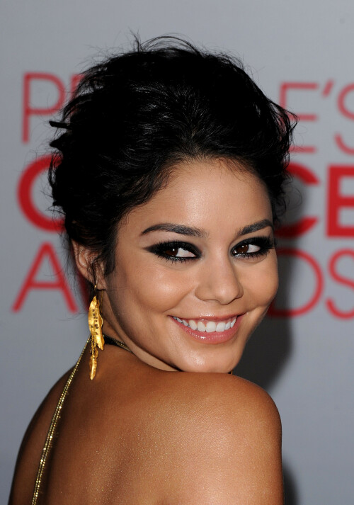 VanessaHudgens_2012PeoplesChoiceAwards_5_HQpicsSpacebc0a5bc2db4060d8.jpeg