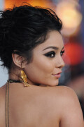 VanessaHudgens_2012PeoplesChoiceAwards_91_HQpicsSpace5ffa8a135180fe35