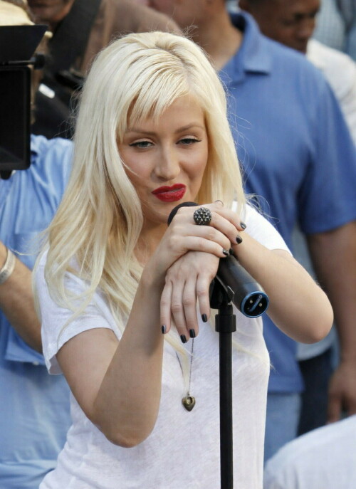 ChristinaAguilera_ChristianCharityWorldHungerRelief_July152009_35fe4447da0b495215.jpeg