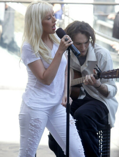 ChristinaAguilera_ChristianCharityWorldHungerRelief_July152009_40b947ff42048ba392.jpeg