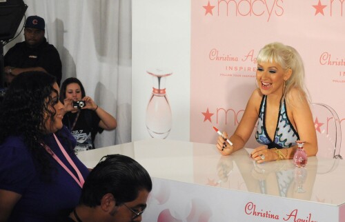 ChristinaAguilera_InspireLaunch_May122008_9_b9c037ccd3f939a4.jpeg