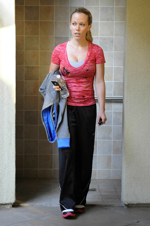 Kendra_Wilkinson_March2011_HQPicsSpace_5_369d3de839d12950.jpeg