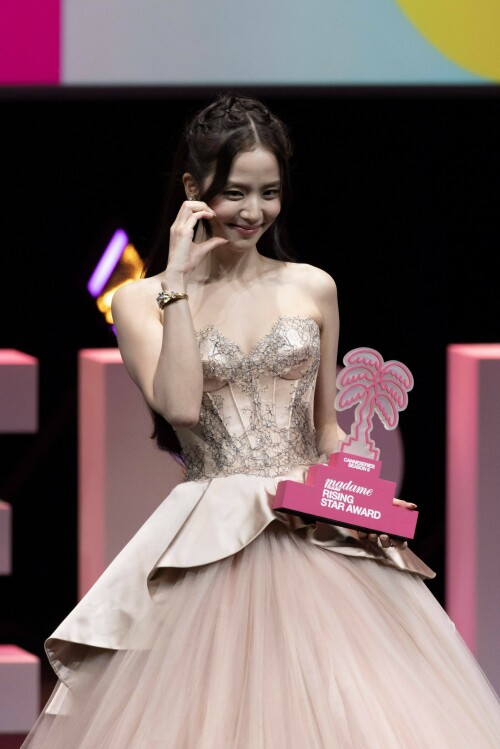 Jisoo_April232026_Canneseries_HQPicsSpace_48_a9740270b1a5ce4c.jpeg