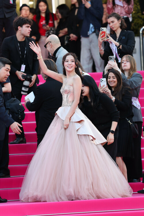 Jisoo_April232026_Canneseries_HQPicsSpace_49_27fa6d22a708b98d.jpeg