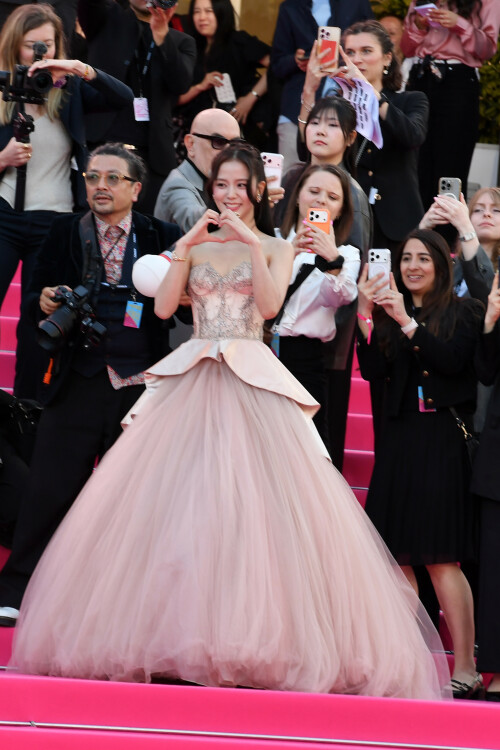 Jisoo_April232026_Canneseries_HQPicsSpace_187_84f9f803a62e0c8b.jpeg
