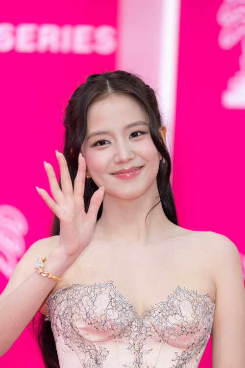 Jisoo_April232026_Canneseries_HQPicsSpace_207_01be113d0d56bb7e.jpeg