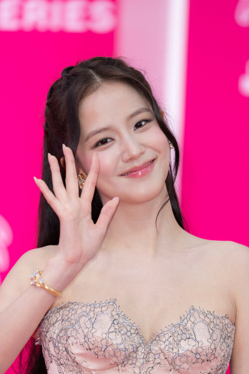 Jisoo_April232026_Canneseries_HQPicsSpace_208_4630fd544a63fbd2.jpeg