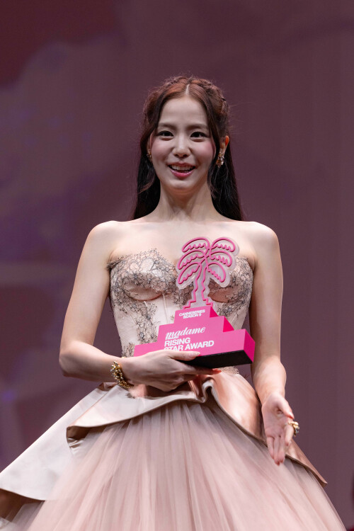 Jisoo_April232026_Canneseries_HQPicsSpace_350_7b64083cc762bfa9.jpeg