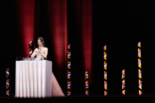 Jisoo_April232026_Canneseries_HQPicsSpace_360_2dbaaf69343e0e1f.jpeg