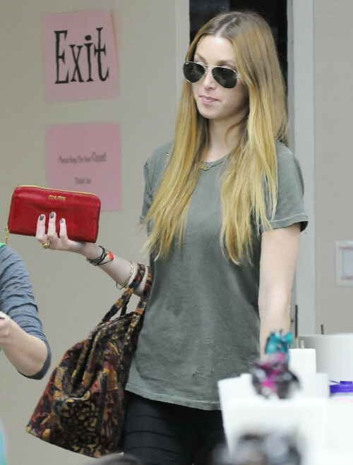 Whitney_Port_January272011_HQPicsSpace_02101fc70611504f52d.jpeg
