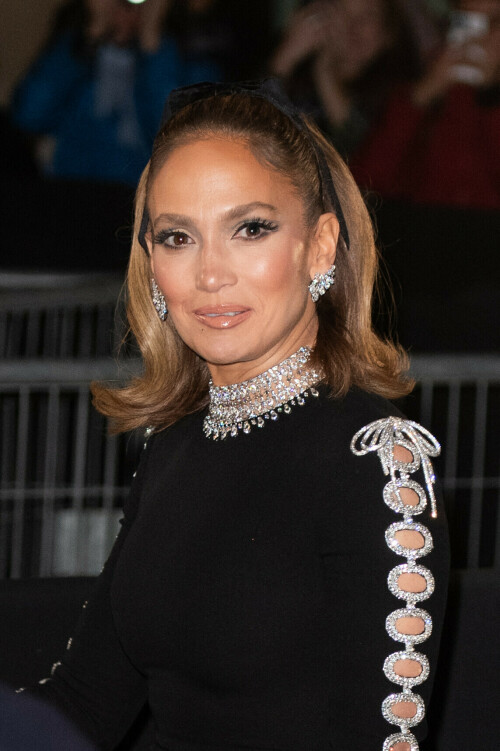 JenniferLopez_Valentino_January242024_HQPicsSpace0002b6d99d2d1fe7c181.jpeg