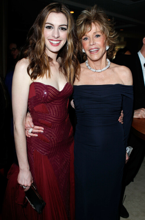 AnneHathaway_VanityFairOscarParty_February272011_HQPicsSpace_11_ac7036f1a5551c56.jpeg