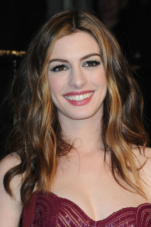 AnneHathaway_VanityFairOscarParty_February272011_HQPicsSpace_19_b29793e4940c9409.jpeg