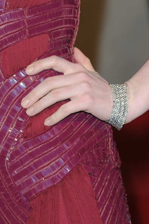 AnneHathaway_VanityFairOscarParty_February272011_HQPicsSpace_21_921bd4536f525aae.jpeg