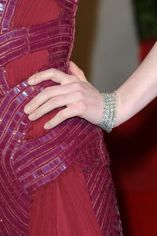 AnneHathaway_VanityFairOscarParty_February272011_HQPicsSpace_27_103c4af17be8a036.jpeg