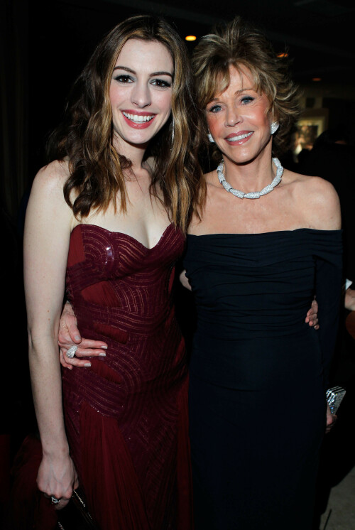 AnneHathaway_VanityFairOscarParty_February272011_HQPicsSpace_35_05745e3f6f32d30a.jpeg