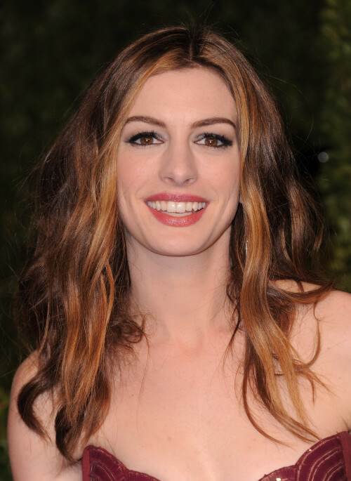AnneHathaway_VanityFairOscarParty_February272011_HQPicsSpace_59_e3791bf3f708c177.jpeg