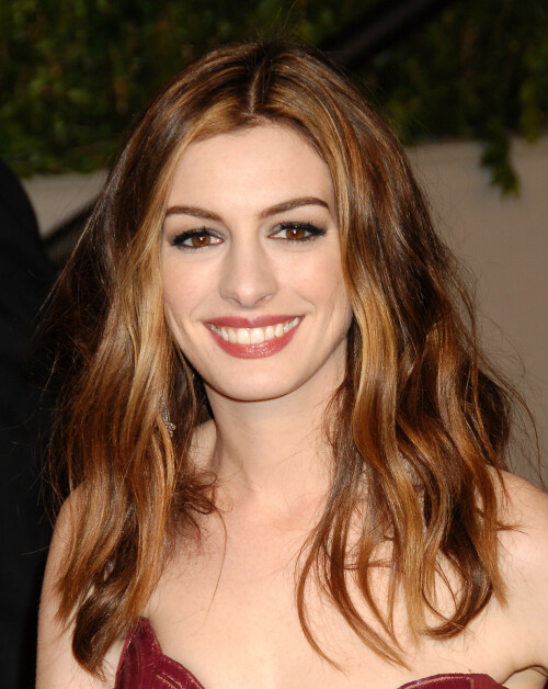 AnneHathaway_VanityFairOscarParty_February272011_HQPicsSpace_69_198cc0b65e82f989.jpeg
