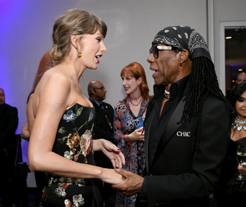 TaylorSwift_SongwritersHallOfFame_June112026_HQPicsSpace_13_d3b061e07aa77886.jpeg