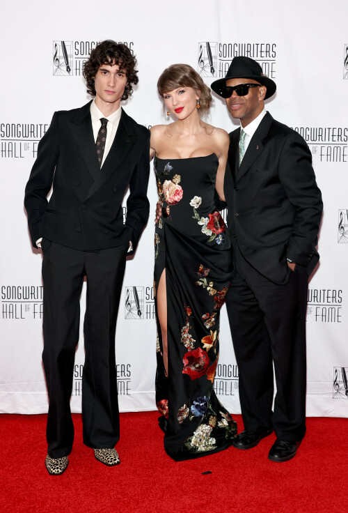 TaylorSwift_SongwritersHallOfFame_June112026_HQPicsSpace_22_a456862b359455b3.jpeg