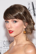 TaylorSwift_SongwritersHallOfFame_June112026_HQPicsSpace_2_e0c2261af4b0a4fc