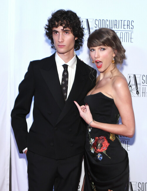TaylorSwift_SongwritersHallOfFame_June112026_HQPicsSpace_3_65ac90de3461baa3.jpeg
