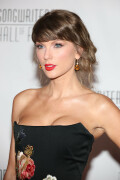 TaylorSwift_SongwritersHallOfFame_June112026_HQPicsSpace_102_0d66722289e1adc8