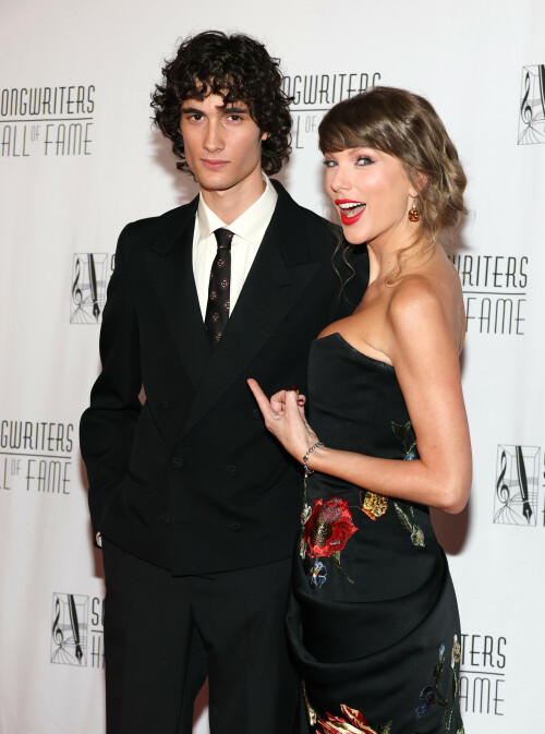 TaylorSwift_SongwritersHallOfFame_June112026_HQPicsSpace_116_d60e4655f9d62cfa.jpeg