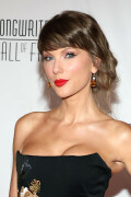 TaylorSwift_SongwritersHallOfFame_June112026_HQPicsSpace_117_f6f3f15467242aad