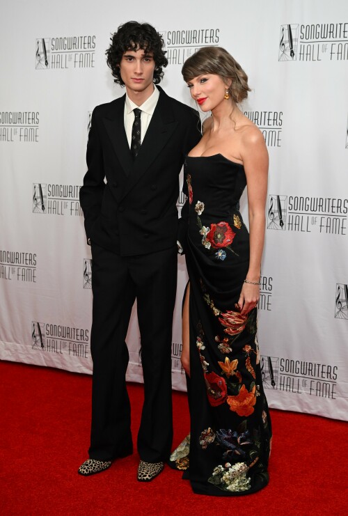 TaylorSwift_SongwritersHallOfFame_June112026_HQPicsSpace_125_d65c3573984053b0.jpeg