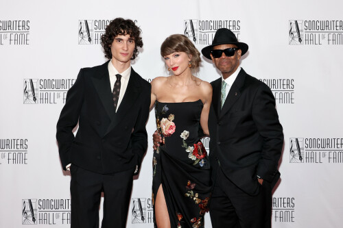 TaylorSwift_SongwritersHallOfFame_June112026_HQPicsSpace_32_ab80a2a407cbb0a6.jpeg