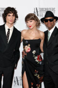 TaylorSwift_SongwritersHallOfFame_June112026_HQPicsSpace_32_ab80a2a407cbb0a6