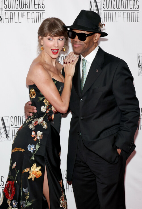TaylorSwift_SongwritersHallOfFame_June112026_HQPicsSpace_35_cd73901effa5ef68.jpeg