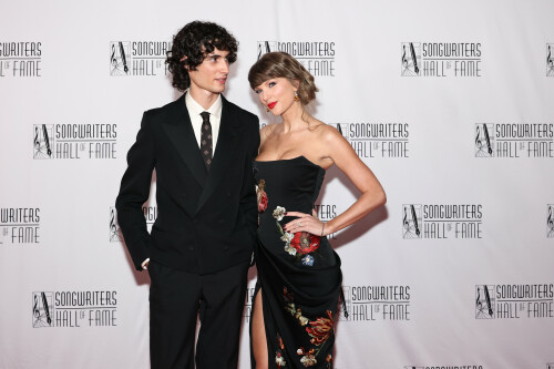 TaylorSwift_SongwritersHallOfFame_June112026_HQPicsSpace_45_f5f62fae9791763b.jpeg