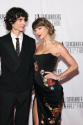 TaylorSwift_SongwritersHallOfFame_June112026_HQPicsSpace_45_f5f62fae9791763b