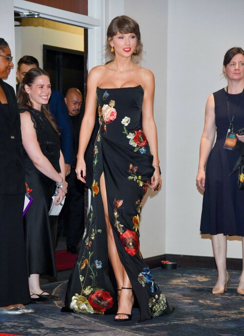 TaylorSwift_SongwritersHallOfFame_June112026_HQPicsSpace_65_aefd3df9973c1904.jpeg